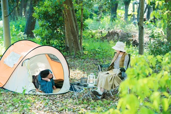 Uomo Donna Che Godono Campeggio Nella Foresta — Foto Stock