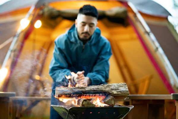 Uomo Che Gode Falò Davanti Alla Tenda — Foto Stock