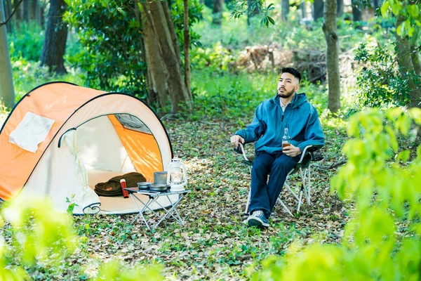 Jovem Fazendo Acampamento Solo Belo Dia — Fotografia de Stock