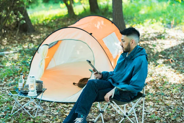 Solo Camp Image Uomo Che Guarda Schermo Dispositivo Tablet — Foto Stock