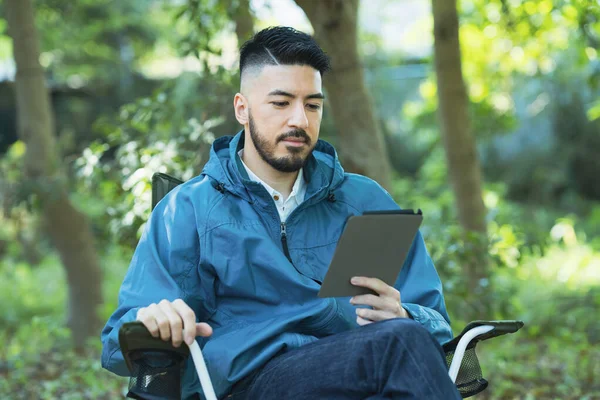 Solo Campamento Imagen Hombre Mirando Pantalla Dispositivo Tableta — Foto de Stock