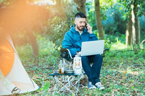 Uomo Che Lavora Campeggio — Foto Stock