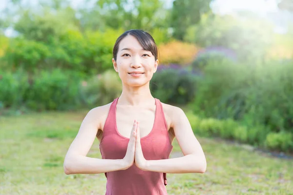 Ung Kvinna Som Gör Yoga Grön Park Fin Dag — Stockfoto