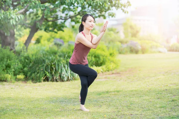 Ung Kvinna Som Gör Yoga Grön Park Fin Dag — Stockfoto