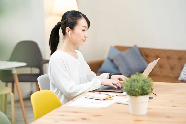 Asiática Joven Mujer Trabajando Casual Espacio — Foto de Stock