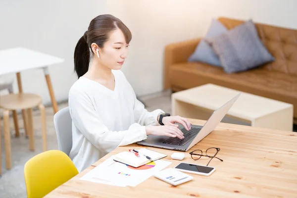 Asiática Joven Mujer Trabajando Casual Espacio — Foto de Stock