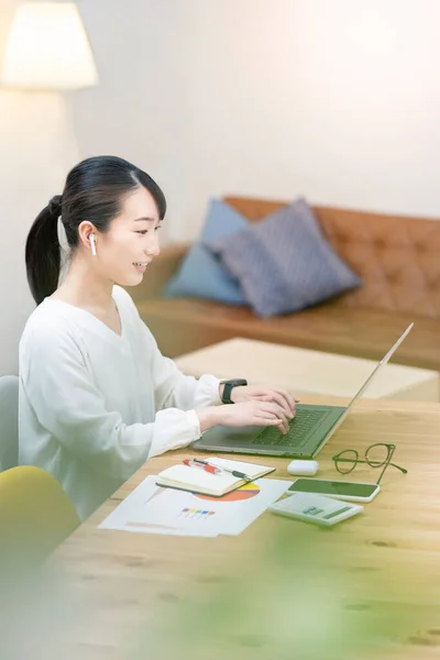 Asiática Joven Mujer Hablando Ordenador Pantalla — Foto de Stock