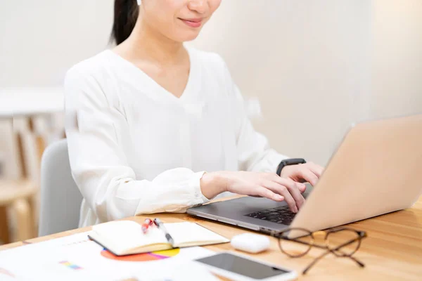 Asiática Jovem Mulher Trabalhando Com Laptop — Fotografia de Stock