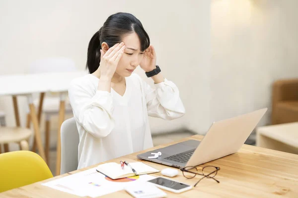 Asiática Joven Mujer Que Sufre Dolor Cabeza Trabajo — Foto de Stock