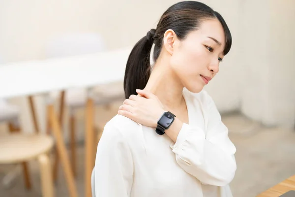 Asiatique Jeune Femme Qui Soucie Des Épaules Raides Pendant Travail — Photo