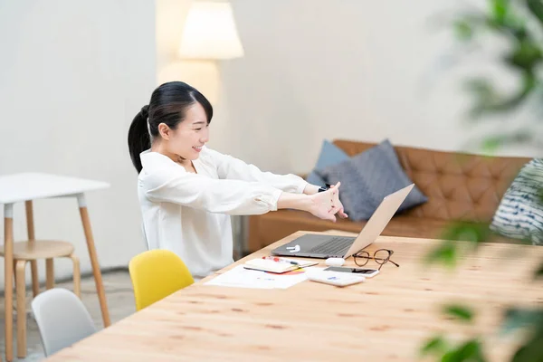 Mujer Joven Estirándose Trabajo Espacio Casual — Foto de Stock