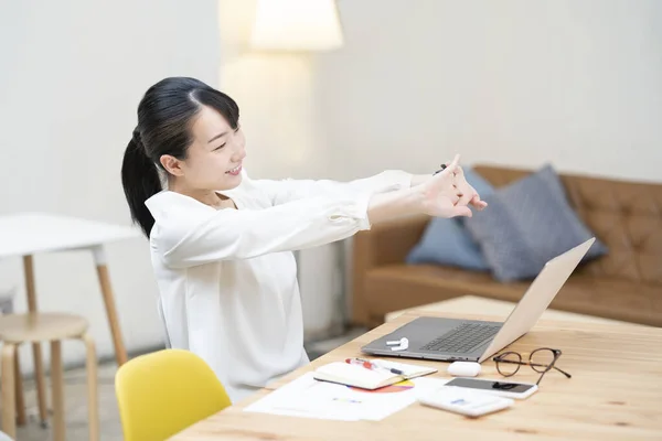 Mujer Joven Estirándose Trabajo Espacio Casual — Foto de Stock