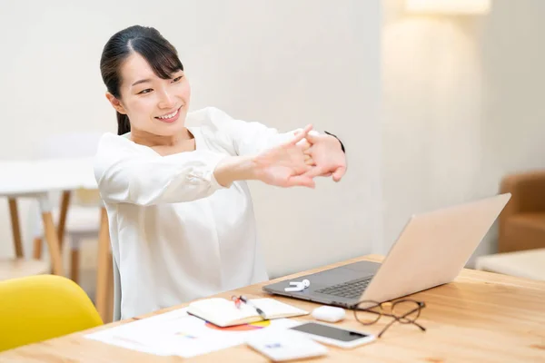 Mujer Joven Estirándose Trabajo Espacio Casual — Foto de Stock