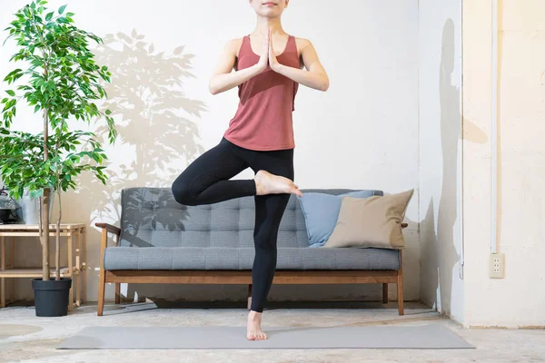Ung Kvinna Med Yogakläder Som Gör Yoga Rummet — Stockfoto