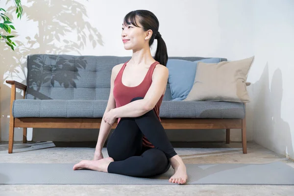 Asiatisk Ung Kvinna Som Gör Yoga Rummet — Stockfoto