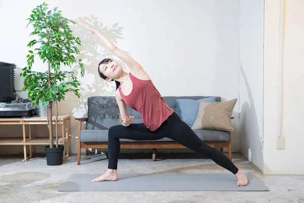 Asiatisk Ung Kvinna Som Gör Yoga Rummet — Stockfoto