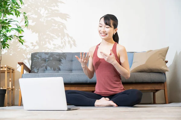 Instructor Yoga Hablando Con Pantalla Computadora Habitación —  Fotos de Stock