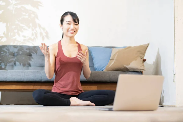 Instructor Yoga Hablando Con Pantalla Computadora Habitación — Foto de Stock