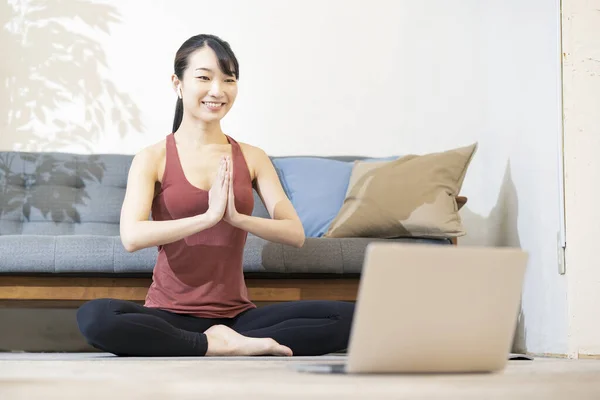 Kvinna Som Gör Yoga Medan Hon Tittar Datorskärmen Rummet — Stockfoto