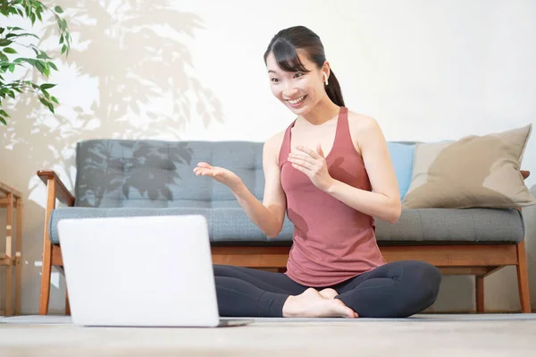 Instructor Yoga Hablando Con Pantalla Computadora Habitación —  Fotos de Stock