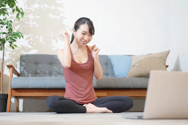 Instructor Yoga Hablando Con Pantalla Computadora Habitación —  Fotos de Stock