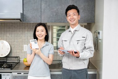 İş elbiseli bir adam ve odada hesap makineli bir kadın.