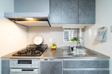 Temiz sistem mutfağı, gri renk, odada.