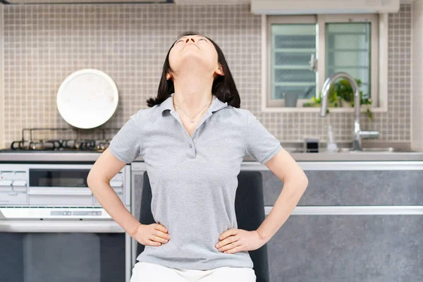 Asiático Meia Idade Mulher Fazendo Exercício Leve Seu Quarto — Fotografia de Stock