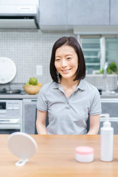 Aziatische Vrouw Van Middelbare Leeftijd Controleren Huidconditie Thuis — Stockfoto