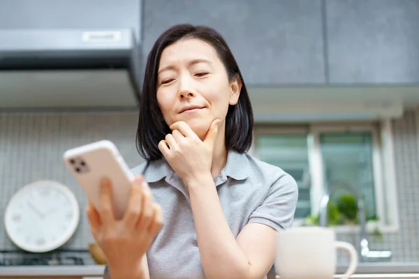 Uma Mulher Olhando Para Smartphone Com Uma Expressão Estressada — Fotografia de Stock