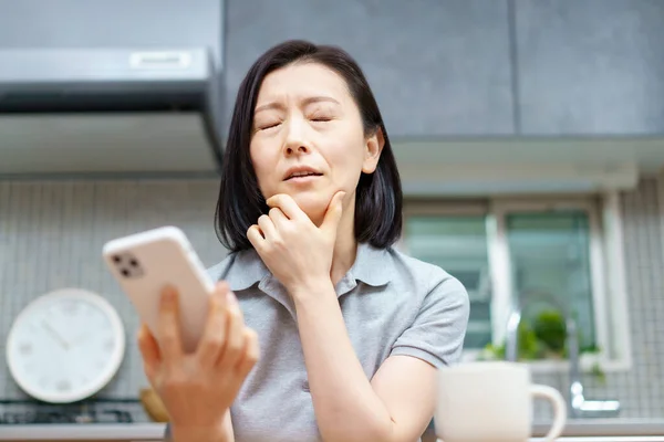 Mulher Asiática Segurando Smartphone Com Olhar Cansado Quarto — Fotografia de Stock