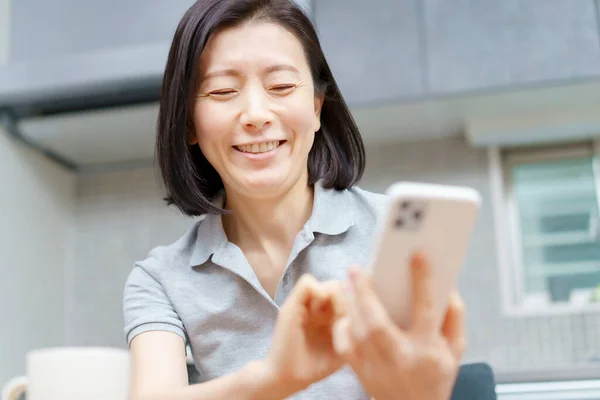 Aziatische Vrouw Het Bedienen Van Een Smartphone Kamer — Stockfoto