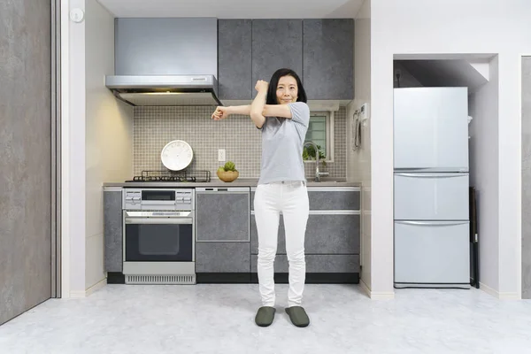 Aziatische Middelbare Leeftijd Vrouw Doen Licht Oefening Haar Kamer — Stockfoto