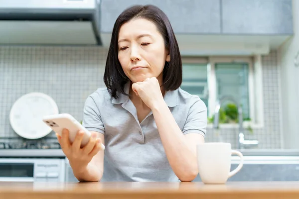 Mulher Asiática Segurando Smartphone Com Olhar Cansado Quarto — Fotografia de Stock