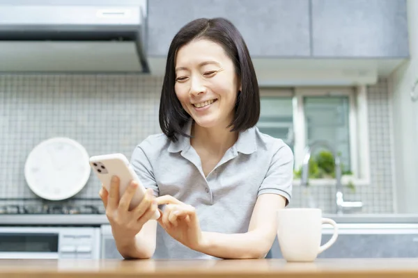 Aziatische Vrouw Het Bedienen Van Een Smartphone Kamer — Stockfoto