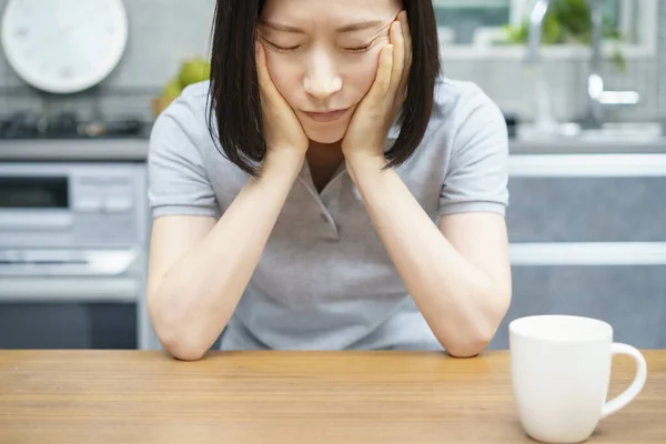 Asiatico Donna Mezza Età Con Uno Sguardo Stanco Nella Stanza — Foto Stock