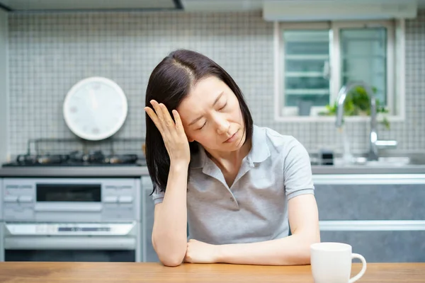 Asiatische Frau Mittleren Alters Leidet Unter Kopfschmerzen Zimmer — Stockfoto