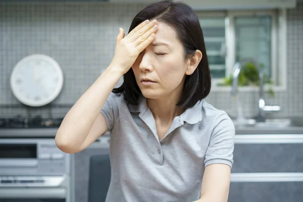 Asiática Mujer Mediana Edad Que Sufre Dolor Cabeza Habitación — Foto de Stock