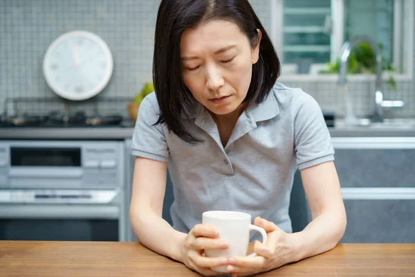 Asiática Mujer Mediana Edad Con Una Mirada Cansada Habitación — Foto de Stock