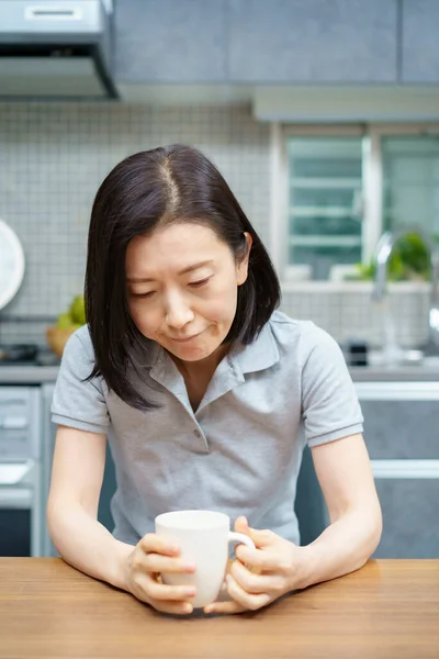 Asiatico Donna Mezza Età Con Uno Sguardo Stanco Nella Stanza — Foto Stock