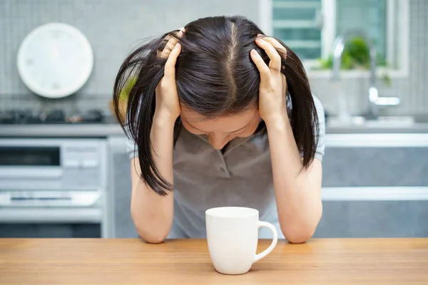 Aziatische Vrouw Van Middelbare Leeftijd Die Last Heeft Van Hoofdpijn — Stockfoto