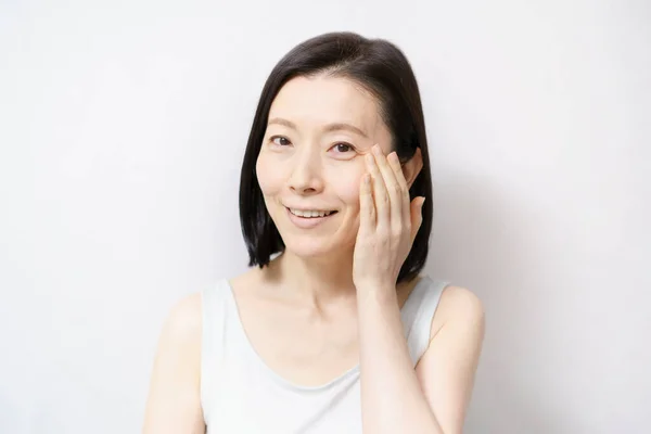 Asyalı Kadınlar Yüzlerine Dokunuyor Veya Yaşlarda — Stok fotoğraf
