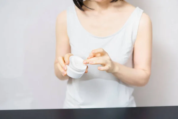 Middle Aged Woman Picking Cream Beauty Care — Stock Photo, Image