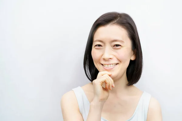 Asiatische Frauen Berühren Ihre Gesichter 40Er Oder 50Er Jahre — Stockfoto