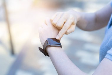 Orta yaşlı Asyalı bir kadın dışarıda akıllı bir hareket yapıyor.