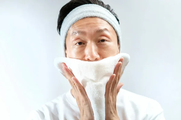 Japanischer Mann Mittleren Alters Wischt Sich Mit Einem Handtuch Das — Stockfoto