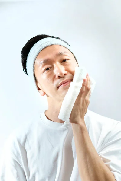 タオルで顔を拭く日本人の中年男性 — ストック写真
