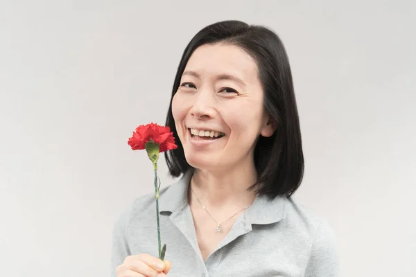 Mujer Asiática Sonriendo Con Clavel Fondo Blanco —  Fotos de Stock