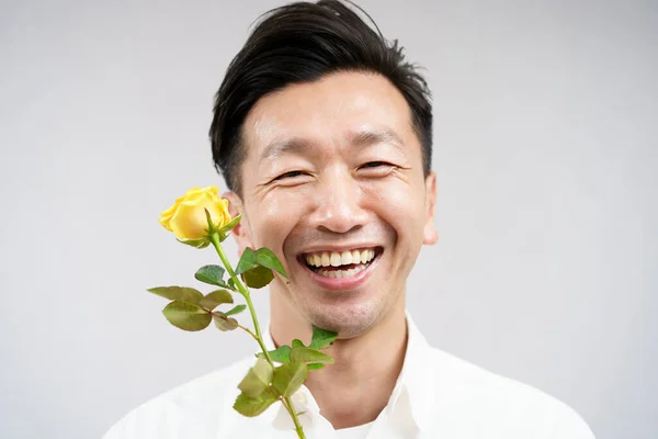 Asiático Hombre Sonriendo Con Amarillo Rosa Flor —  Fotos de Stock