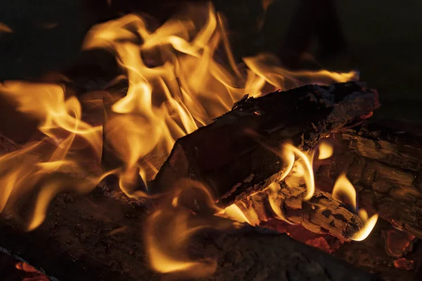 Geceleri şenlik ateşinde yanan odunların yakın çekimi.